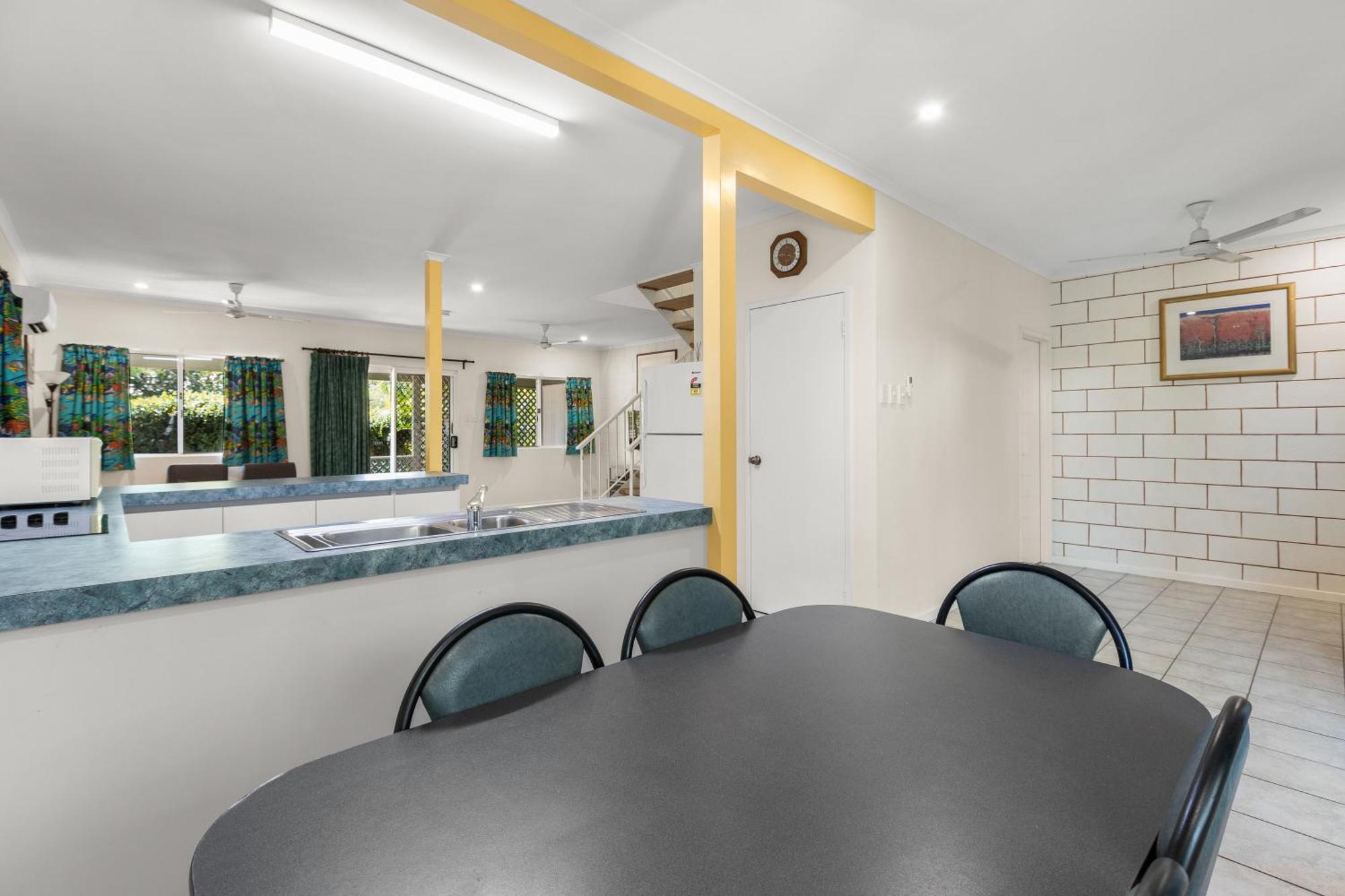 ברום Cable Beachside Villas מראה חיצוני תמונה