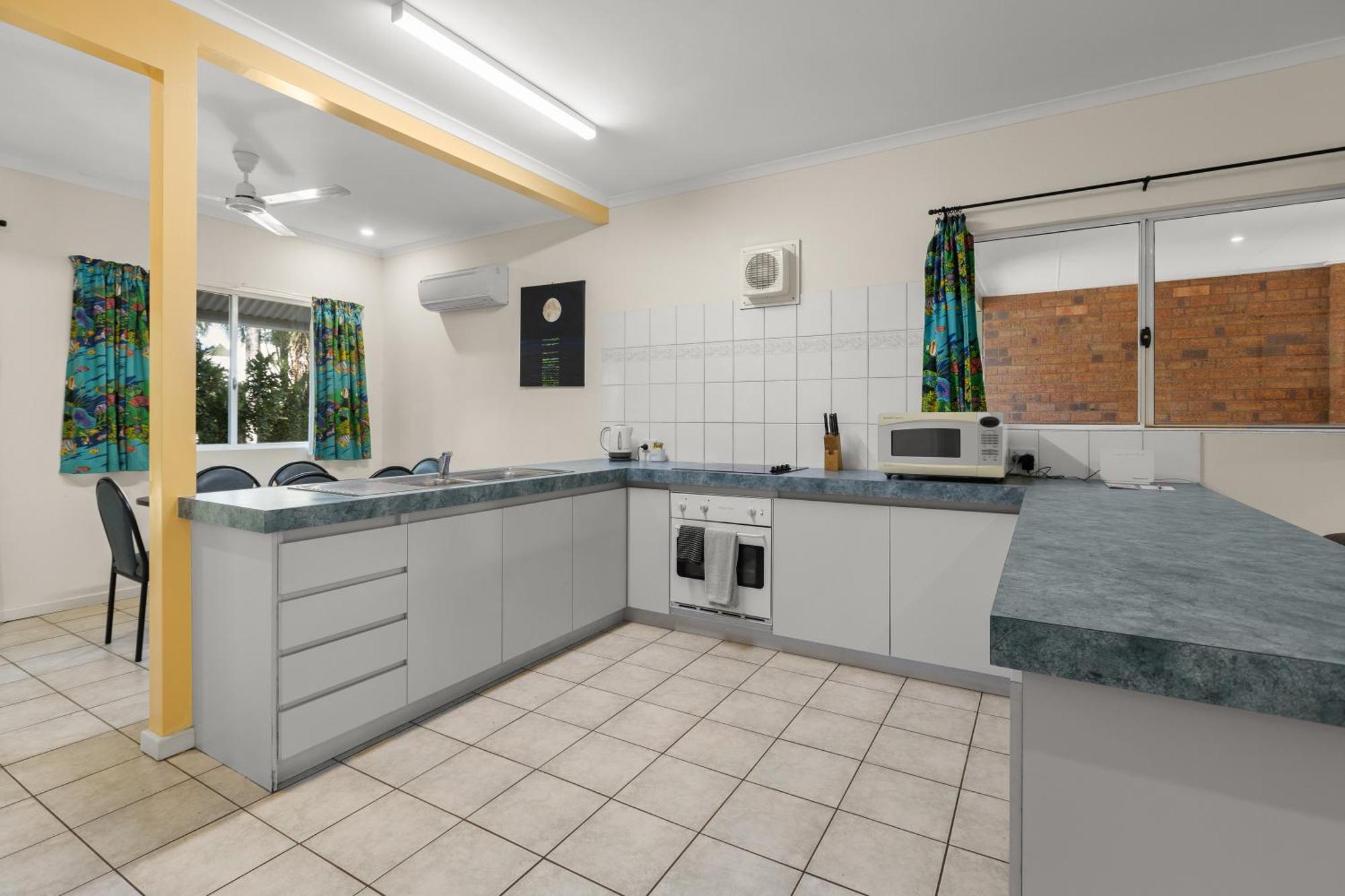 ברום Cable Beachside Villas מראה חיצוני תמונה