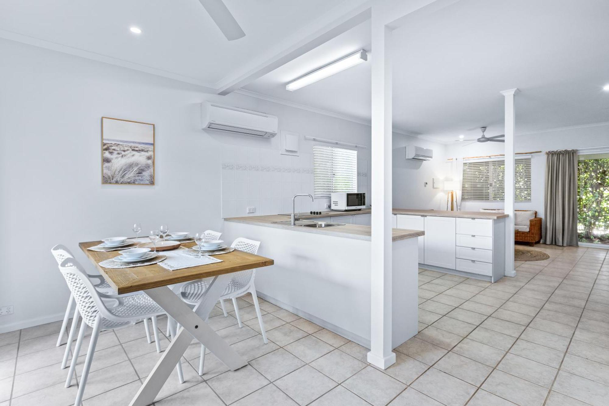 ברום Cable Beachside Villas מראה חיצוני תמונה