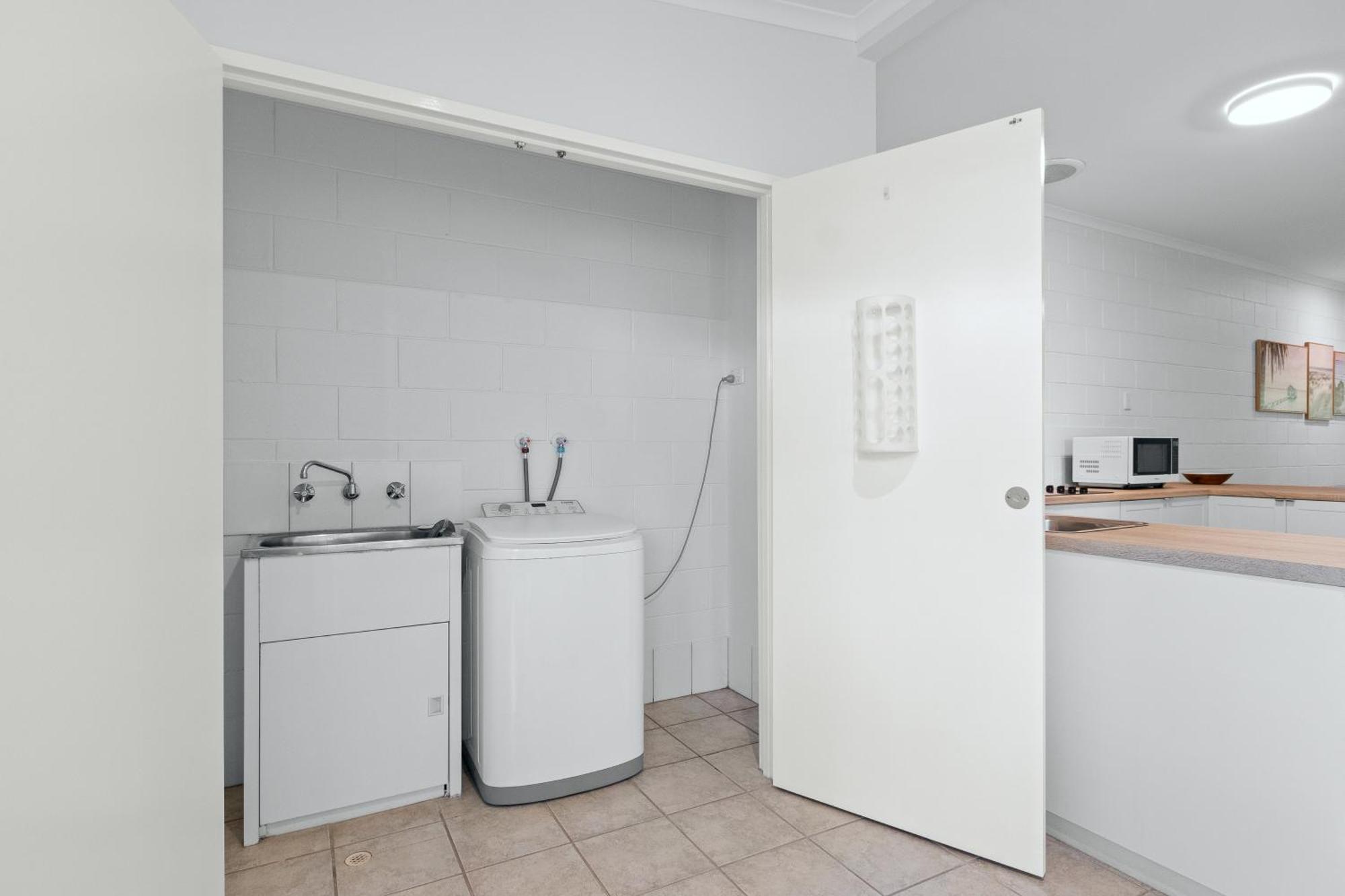 ברום Cable Beachside Villas מראה חיצוני תמונה
