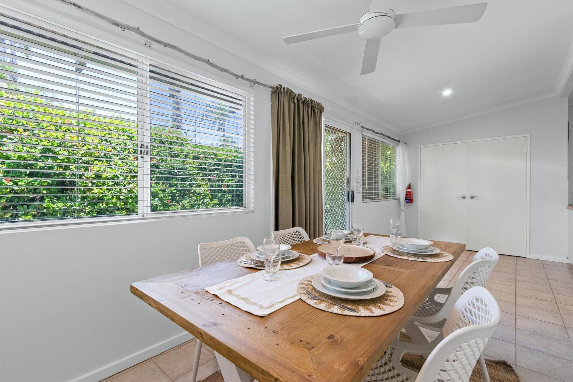 ברום Cable Beachside Villas מראה חיצוני תמונה