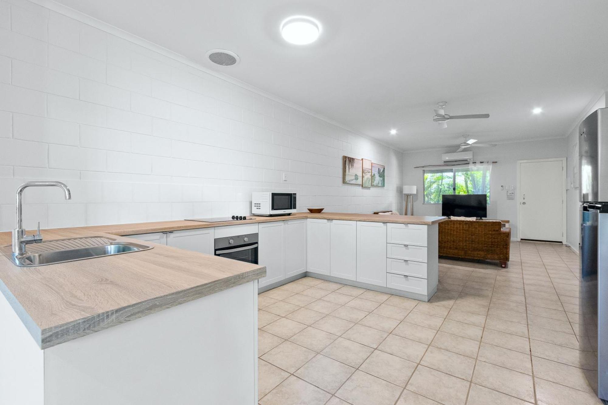 ברום Cable Beachside Villas מראה חיצוני תמונה