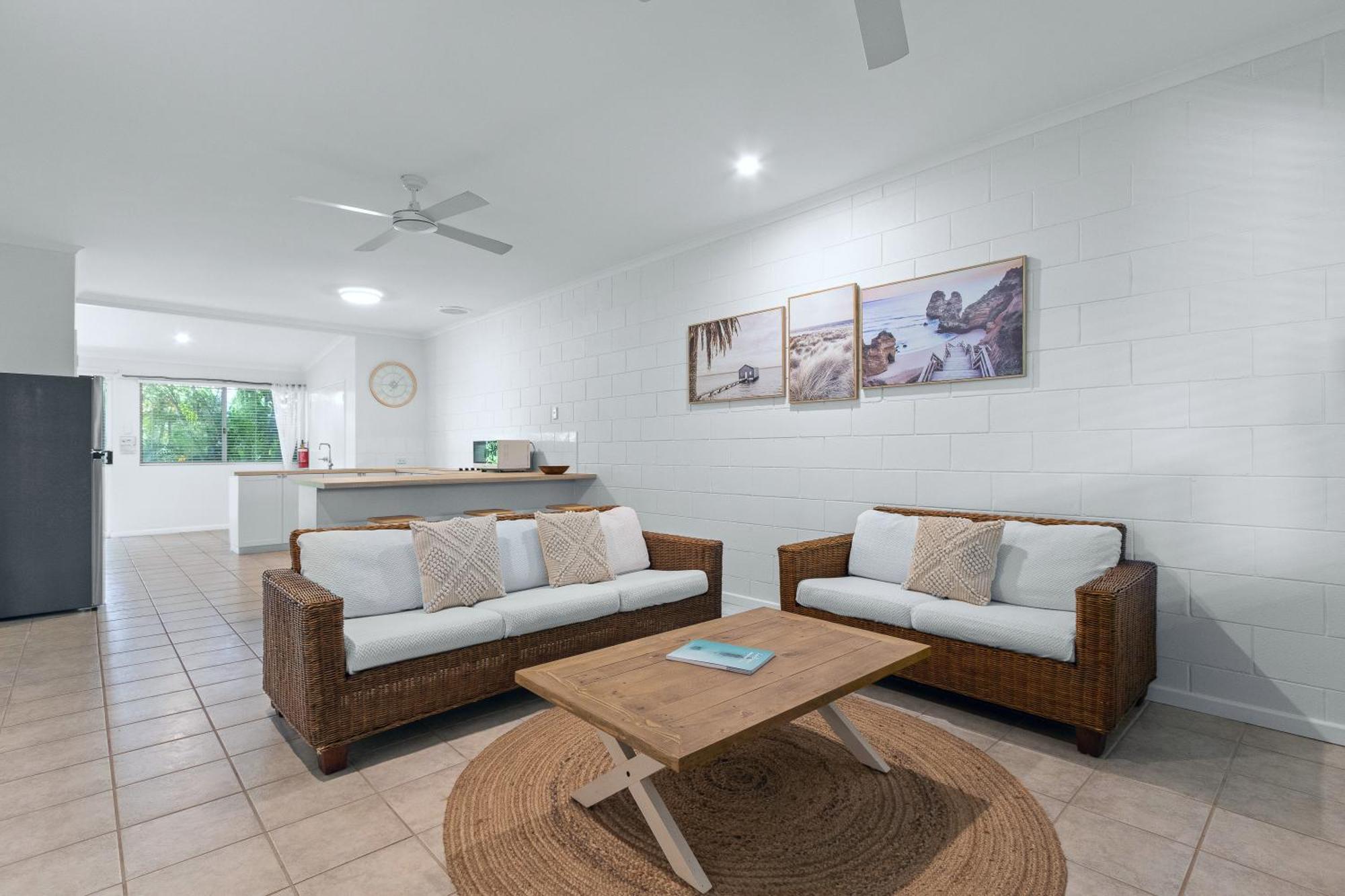 ברום Cable Beachside Villas מראה חיצוני תמונה