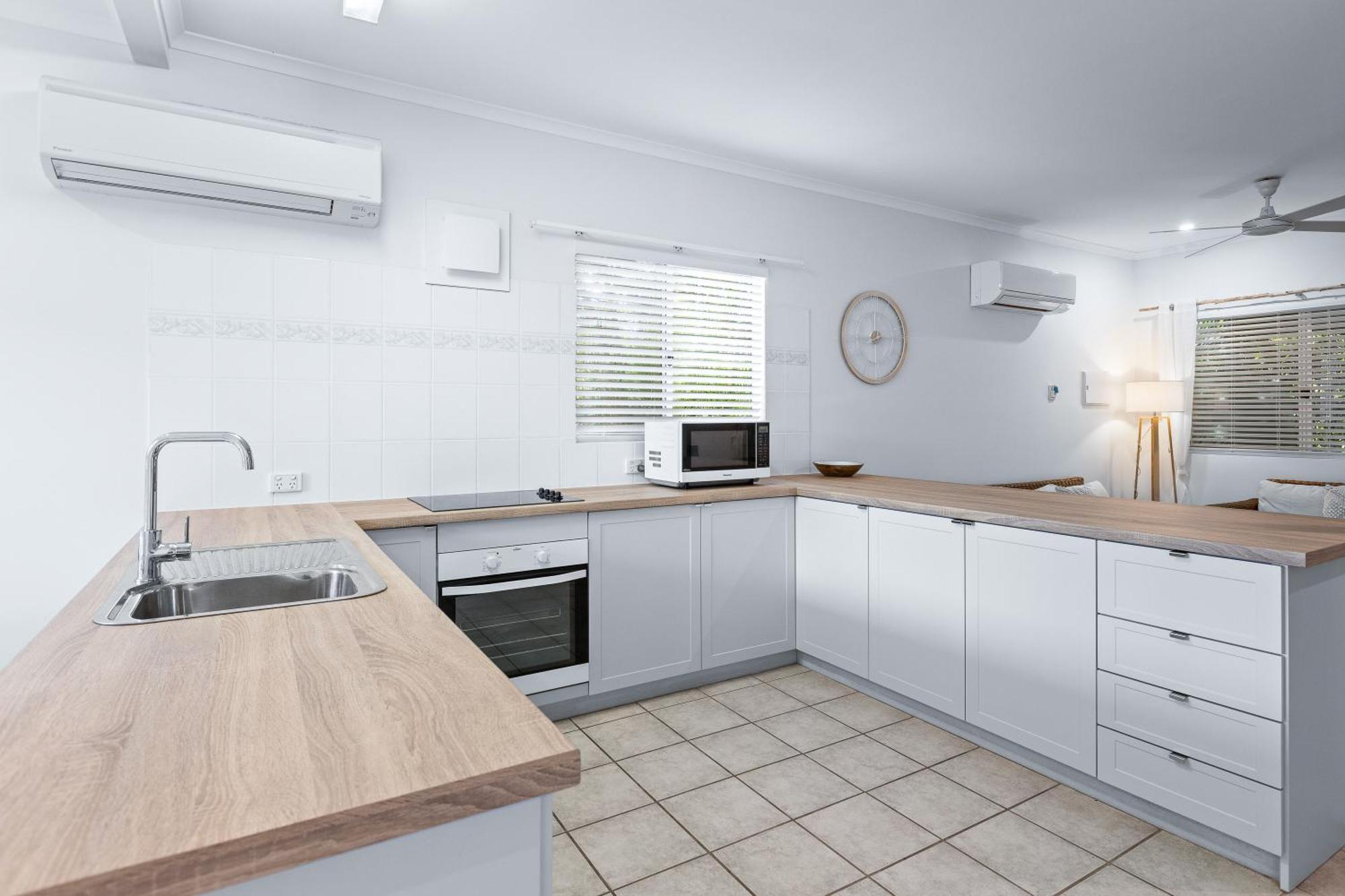 ברום Cable Beachside Villas מראה חיצוני תמונה