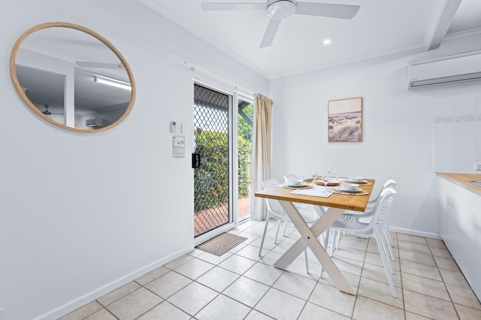 ברום Cable Beachside Villas מראה חיצוני תמונה