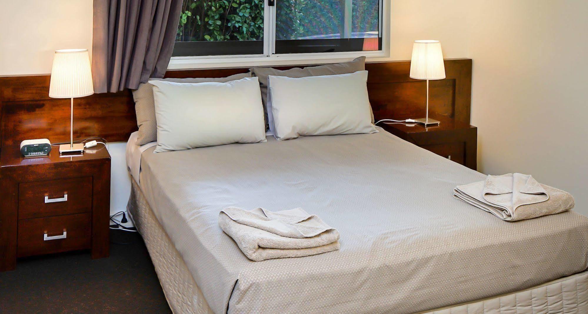 ברום Cable Beachside Villas מראה חיצוני תמונה
